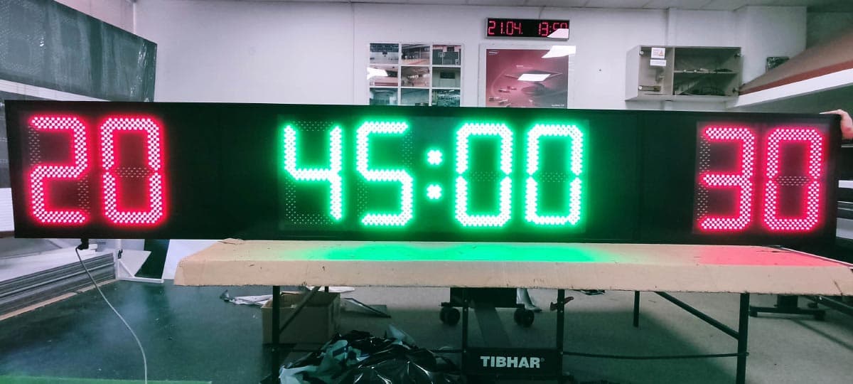 Semafor s prikazom vremena u proizvodnom pogonu, pored stola za stolni tenis