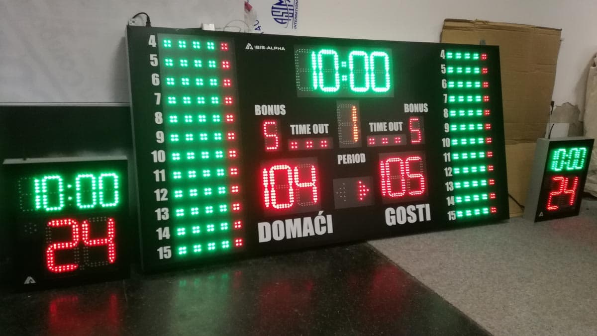 Veliki zidni semafor sa stupcima osobnih pogrešaka igrača, vremenom i rezultatom, uz dodatne prijenosne jedinice