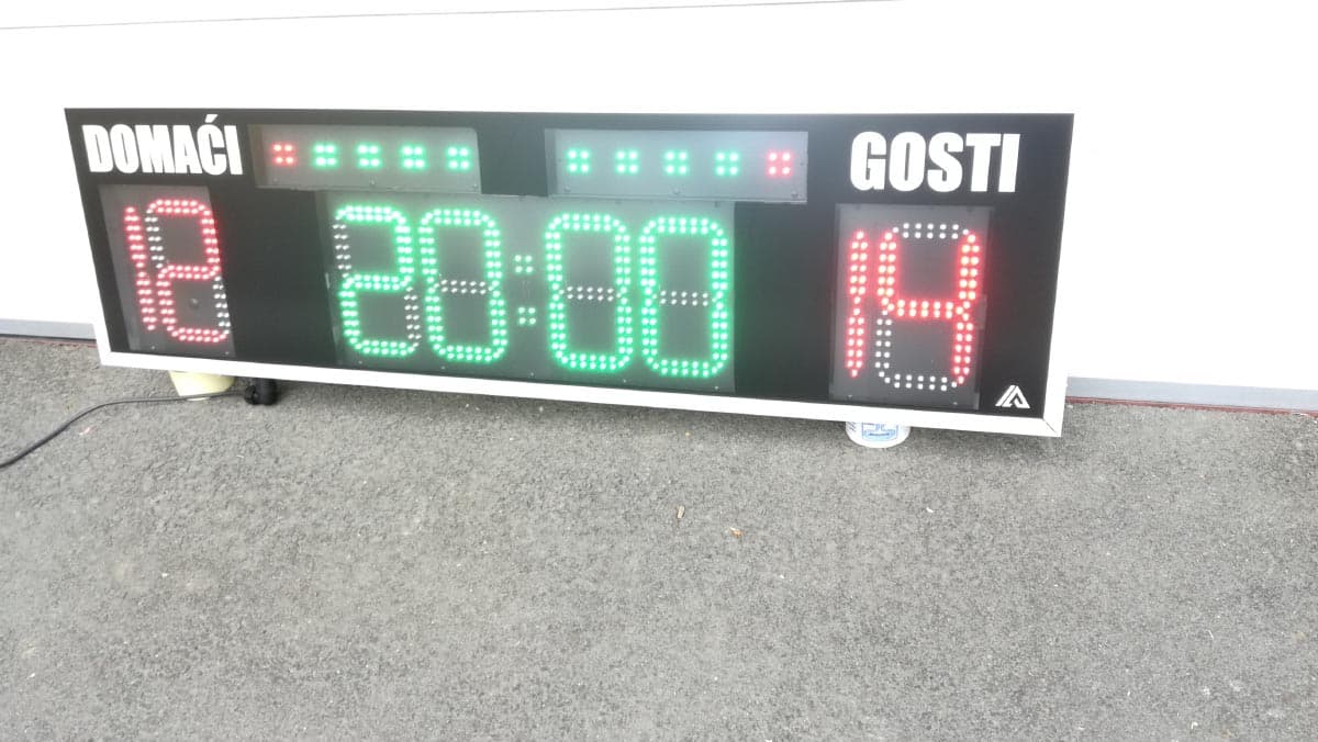 Zidni semafor s prikazom rezultata i vremena, snimljen iz kuta