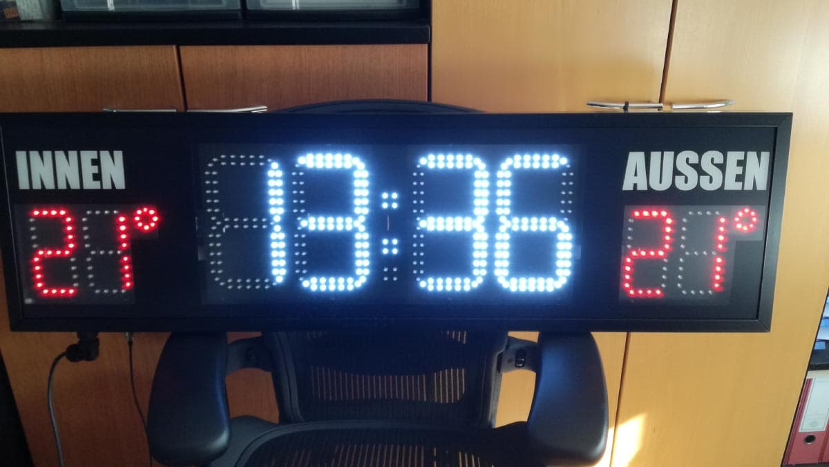 Semafor s prikazom unutarnje i vanjske temperature te vremena