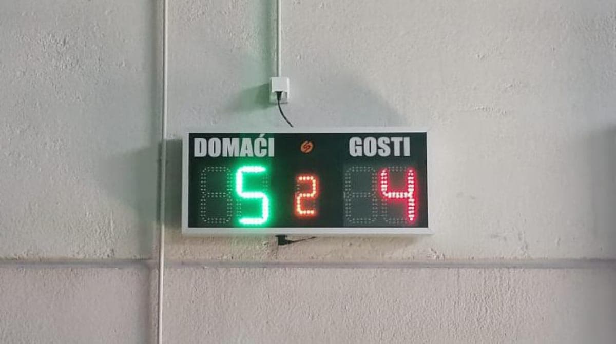 Manji zidni semafor s prikazom rezultata na bijelom zidu