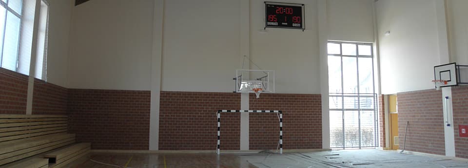 Semafor montiran na zidu sportske dvorane iznad rukometnog gola i košarkaškog koša