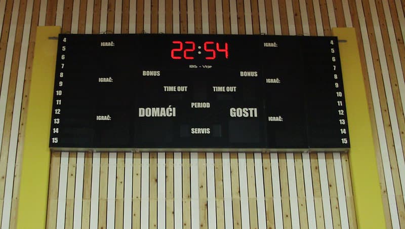 Semafor na drvenoj oblozi zida s oznakama za bonus, time-out, period i servis (odbojka)